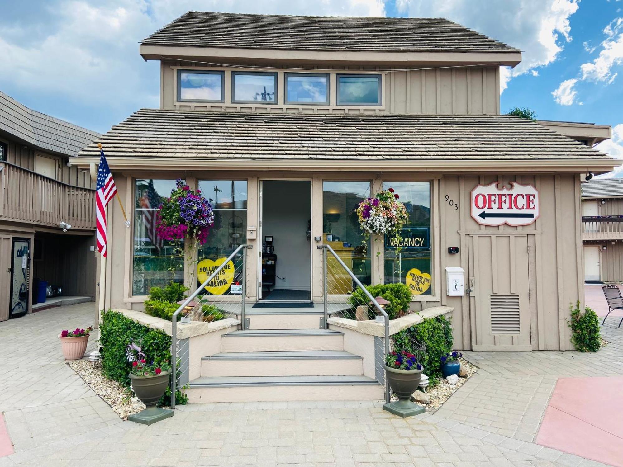Woodland Motel *